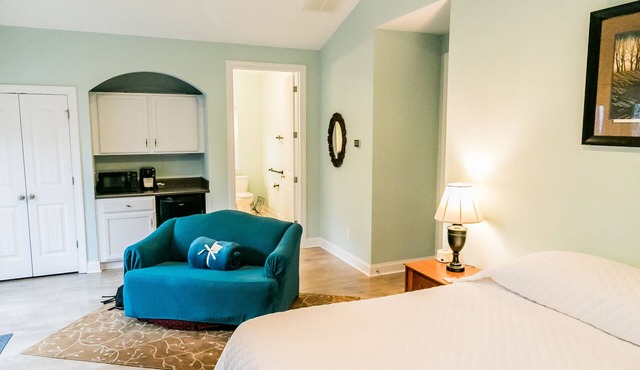 Suite w/Private Entry and Nature Trails ($40 cleaning)