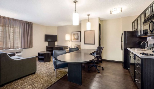 Suite with all the comforts of home, Outdoor pool and Pets allowed!