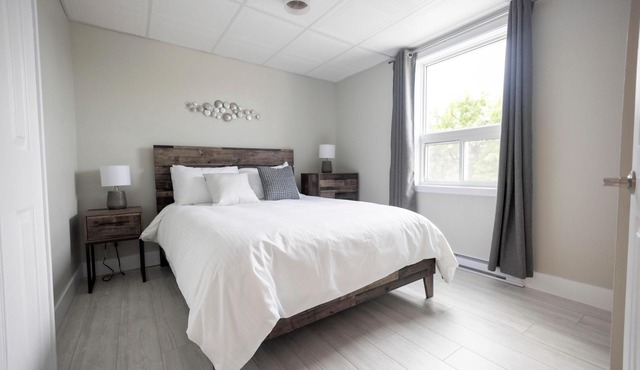 Suite with closed bedroom and sofa bed near Plage Kiwanis (Le Centre-Ville)