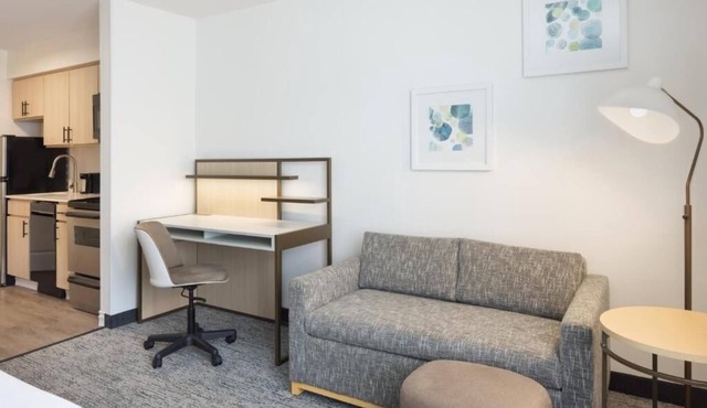 Suite with Kitchen and Free Shuttle to Tampa Airport - Near Major Hotspots!