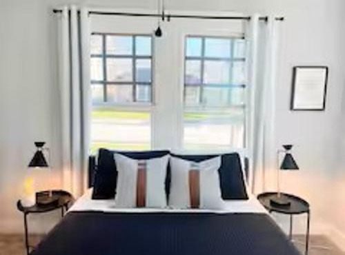 Suite with private access by The Pearl and downtown