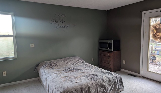 Suite with private entrance, bathroom and deck.nShort commute to Athens, Hartwel