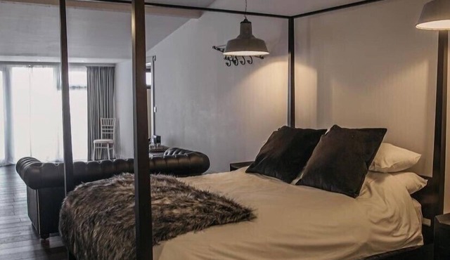 Suite with roll top bath