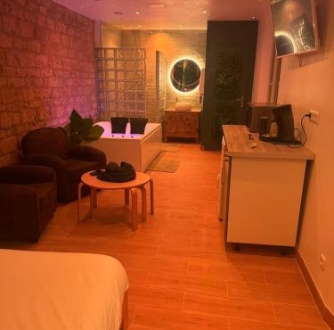 Suite Yao avec jacuzzi Montataire YaoSpa60