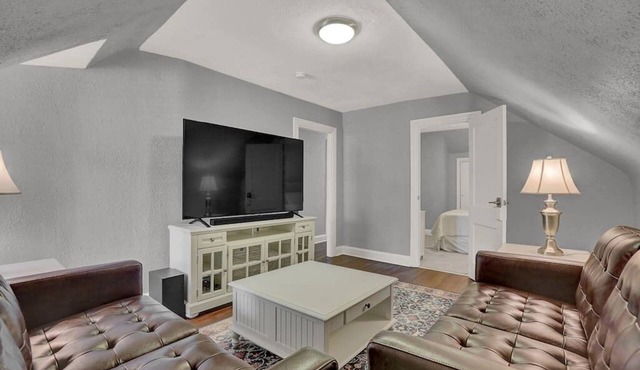 Suites on Seneca - Gorgeous One Bedroom Apartment