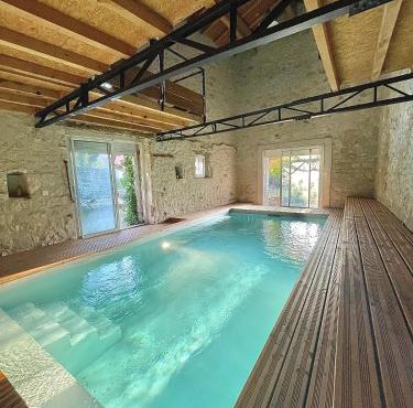 Suites zen dans maison d'hôtes avec piscine intérieure et jardin