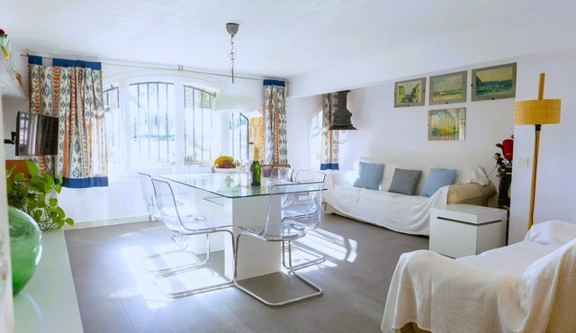 Suitur beachfront apartment Roc de Sant Gaietà