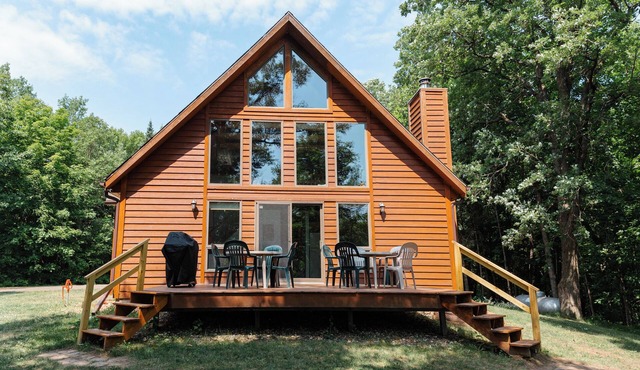 Sullivan Lake Chalet - Free Pontoon, Outdoor Sauna and Hot Tub included!