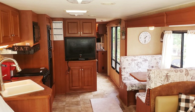 Sumerduck Farmhouse style RV * firepit * countryside