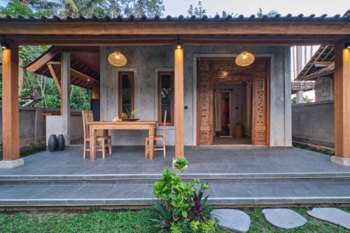 Sumirta's House Bale Teba