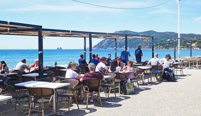 Summer 2024 in an air-conditioned apartment near the beach!