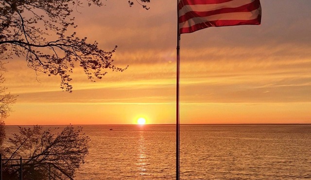 Summer 2025 DATES OPEN! VERMILION Cottage. Two minute walk to private beach