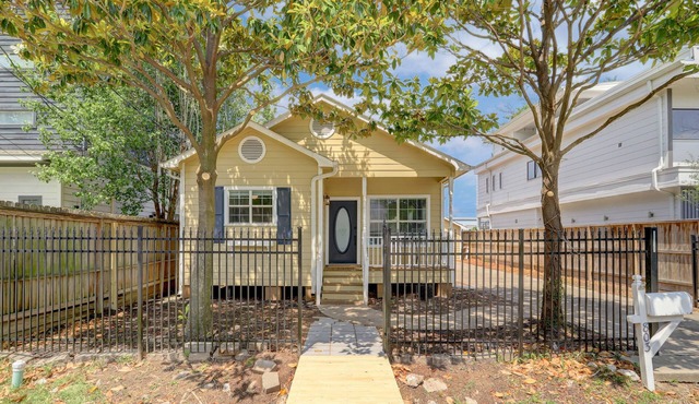 SUMMER 2026 - Updated 3/2 with yard, one block from MKT Heights central Houston