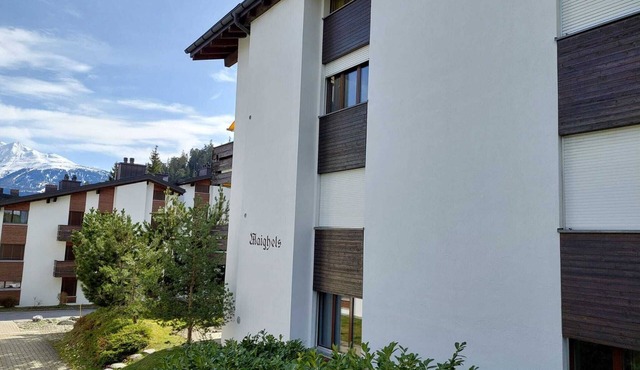 Summer apartment in Laax Murschetg, quiet location, 2 min. to the gondola, with balcony