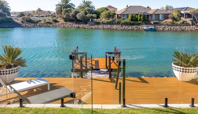 Summer Bay House—Lakefront Escape at Encounter Bay