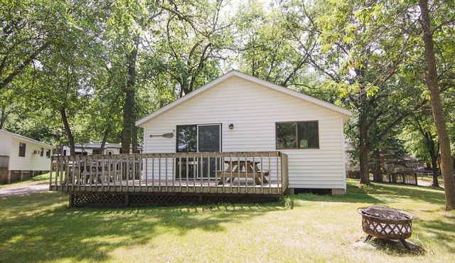 Summer Breeze, a 3BR cabin near the beach with lake views at Riverside Resort