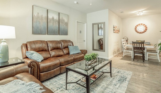 ✪ Summer Breeze ✪ FREE Parking, Pool & Gym!