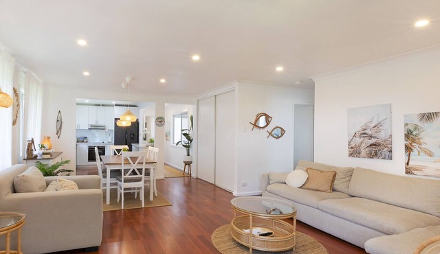 Summer Breeze - Lakefront,10 min to Beach!