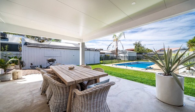 ★Summer Breeze on Cliff St★ ✔Pool✔Wifi✔Beachside