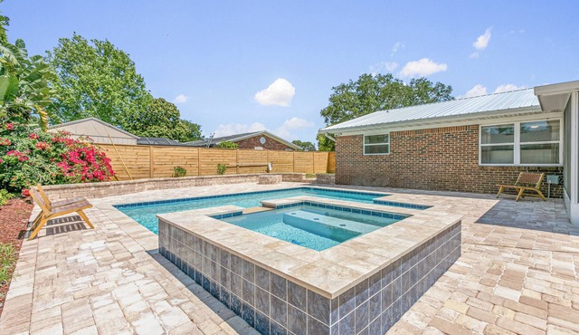 Summer Breeze - Pool and Heated Spa Near Amphitheatre, Historic Downtown, Beach