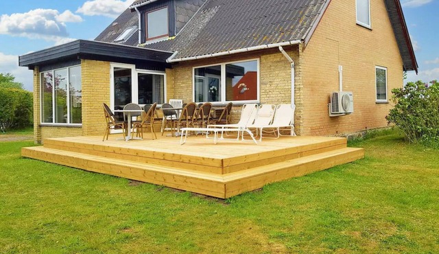 Summer cottage tucked away in coastal area