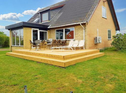 Summer Cottage Tucked Away In Coastal Area