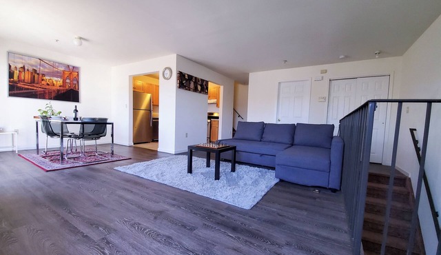 SUMMER DISCOUNT Spacious 3 bedroom townhome free parking washer/dryer WIFI