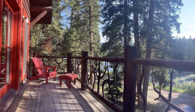 Summer Discount on Luxury Riverfront "Yellowstone Cabin"