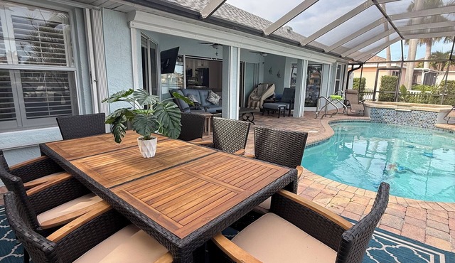 Summer discount! Family Oasis-Heated pool and hot tub. Wide canal & manatees