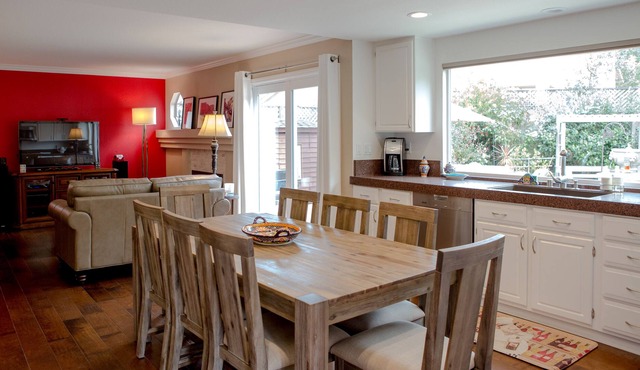 Summer discounts at relaxing, fully-equipped, spacious, luxury home.