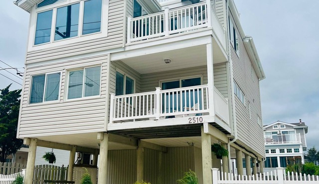 Summer dreams come true! 1 house off Beach, 3 Decks, Ocean & Bay Views