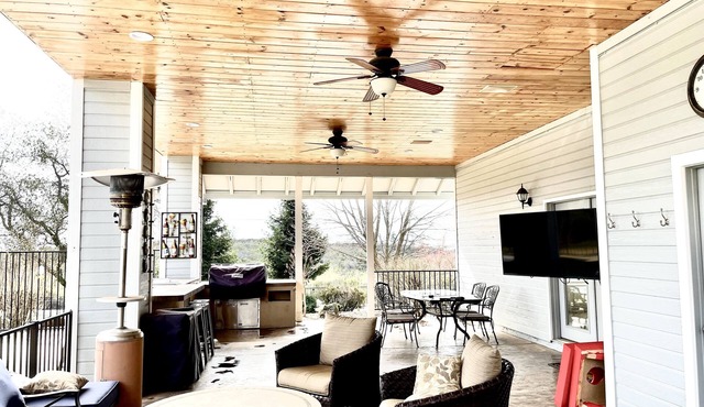 Summer Dream House-Pool, hot tub, outdoor kitchen, Great location!