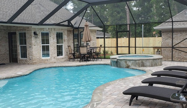 SUMMER ESCAPE in 2026 ~Sleeps 25/7 baths~Private Pool/Spa & Pickleball Ct, Pets