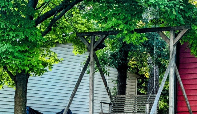 Summer Escape on Spirit Lake - Private Lake Access, Fire-pit & Grill Sleeps 12