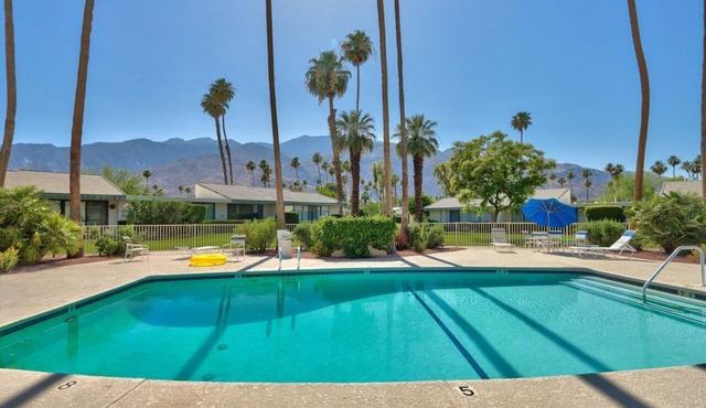 Summer & Fall availability-Renovated S. Palm Springs Condo w/pool + pickle ball