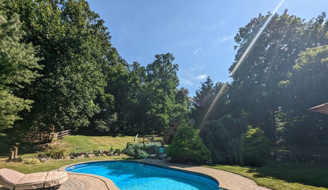 Summer family fun! Private pool, playground, game room, mini golf, goats...