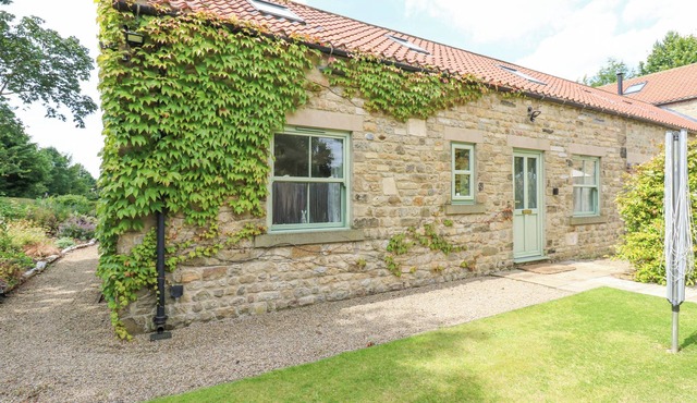SUMMER FARM COTTAGE, with a garden in Crakehall
