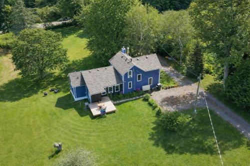 Summer Farmhouse-Hottub, Stargazing, BBQ-Sleeps 8