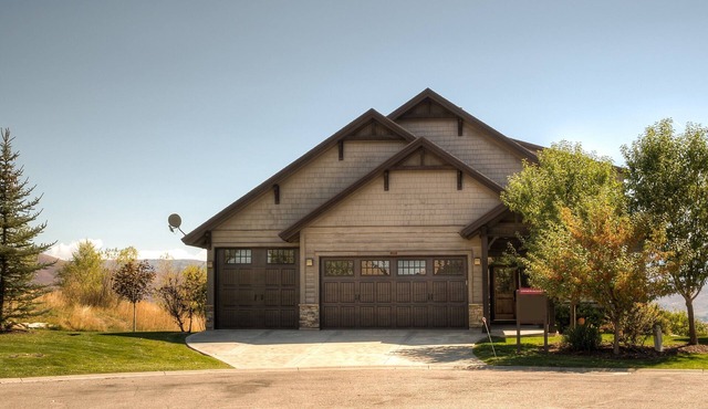 SUMMER FUN! Amazing Views/Fresh Air!7bd/5ba/Gamerm/Playrm/HTb/Walk-out basement!