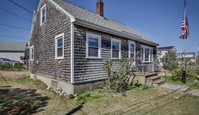 Summer Fun for the whole family! 4-bed off Northern Blvd. Short walk to beach.
