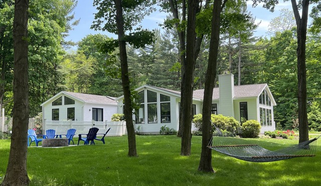 Summer Fun Retreat, Pool, Huge Yard, Gardens, Chickens, Close 2 Beaches & Towns