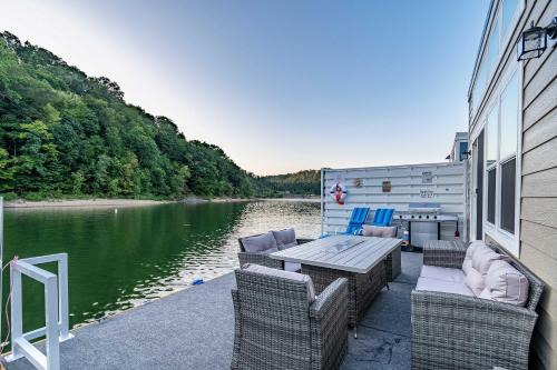 Summer Getaway Floating Home on Lake Cumberland