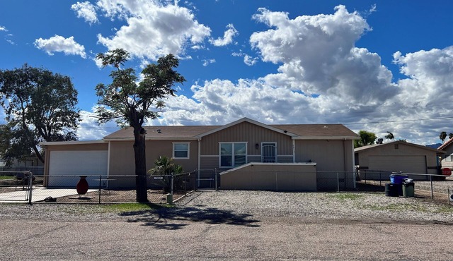 SUMMER GETAWAY PET FRIENDLY Colorado River Close 3Br2Ba, Fenced Yard! SNOWBIRDS