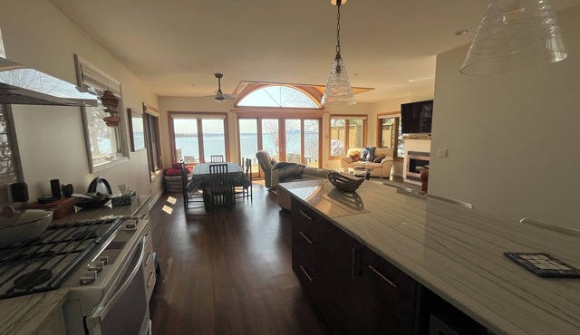 Summer, Gorgeous Cottage and Bunkee for six adults and two kids, on the Lake