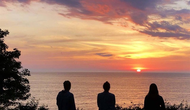 Summer Haven: Lake Michigan Views, Fire Pit, BBQ, Classic Cottage