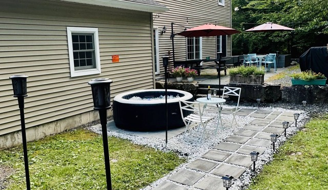 Summer HillTop 6BR Villa, 4BA | Hot Tub & Movie Room, Windham 10min