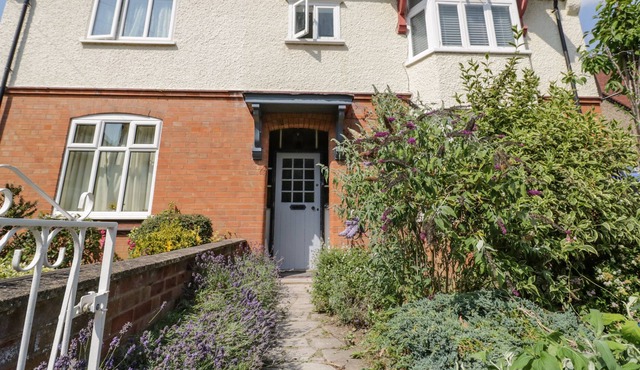 SUMMER HOUSE ON ALBANY ROAD, family friendly in Stratford-Upon-Avon