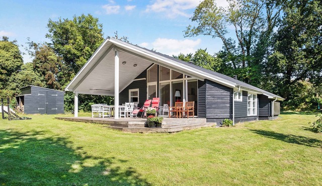 Summer house in beautiful nature in Brunshuse