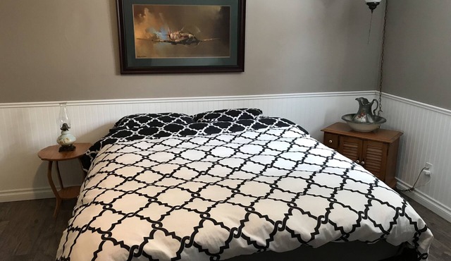 Summer House Rental - Thornbury (30 day min.)