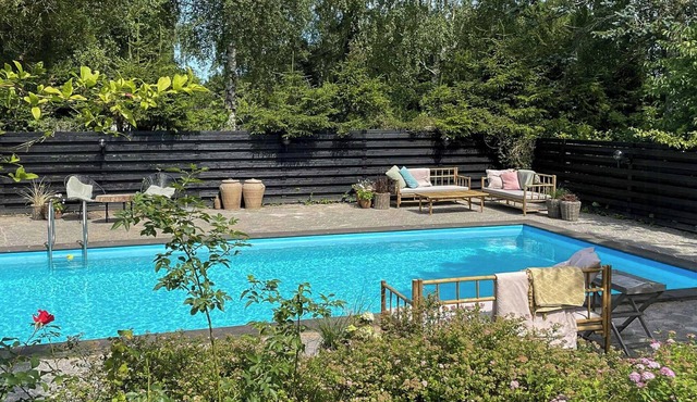Summer house with pool near Dronningmølle beach